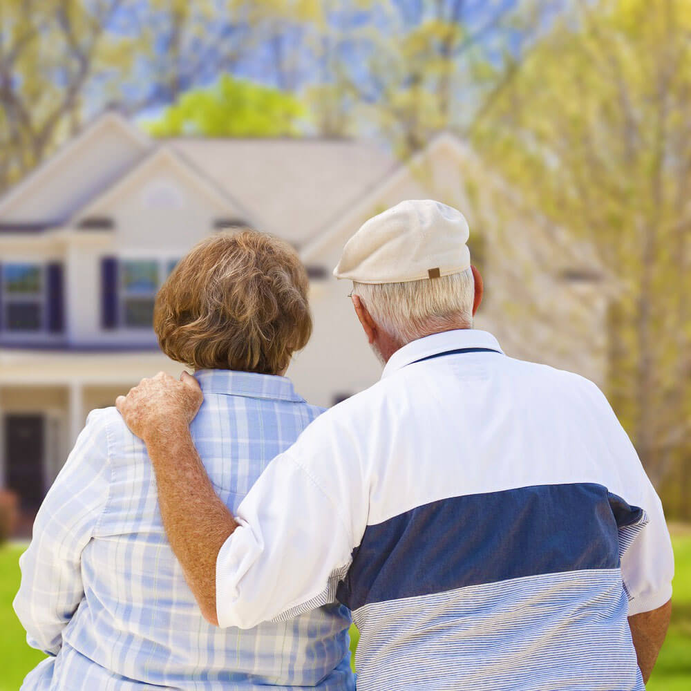 вклады для пенсионеров. беспроцентная ипотека для пенсионеров. пожилые люди дома. пожилая пара у окна. недвижимость пенсионеров.